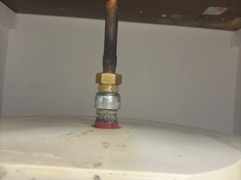 Raccord en cuivre au-dessus d'un chauffe-eau